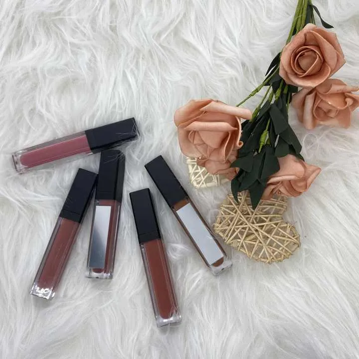 أحمر شفاه بأصبغة لامعة مقاومة للماء   label lipstick makeup waterproof lipstick.