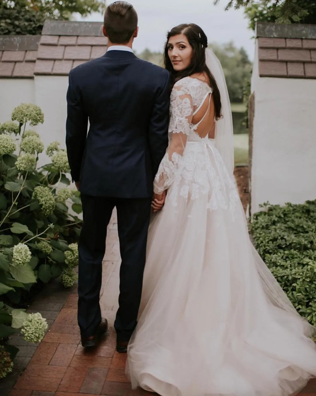 A line Keyhole Back Long Sleeve Lace Wedding Dress