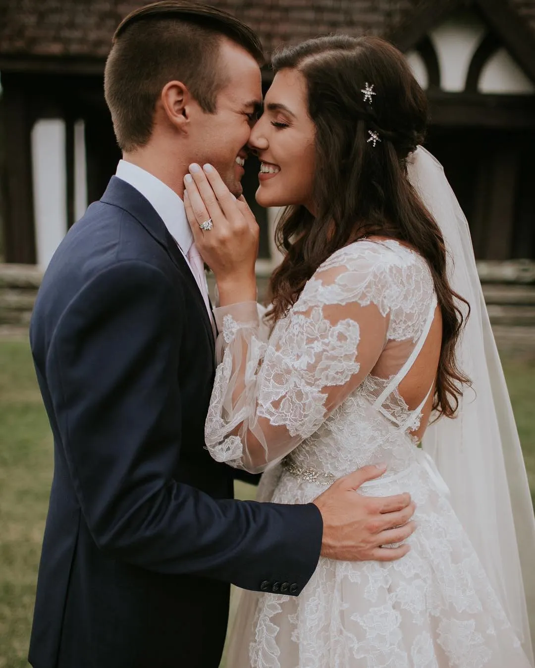 A line Keyhole Back Long Sleeve Lace Wedding Dress